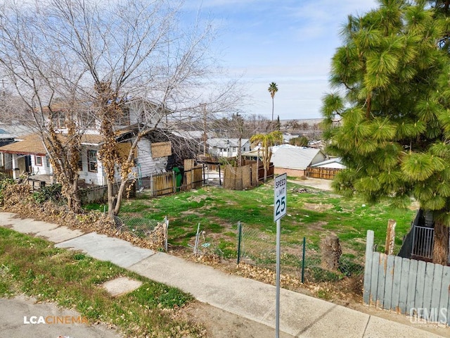 Listing photo 2 for 608 D St, Taft CA 93268