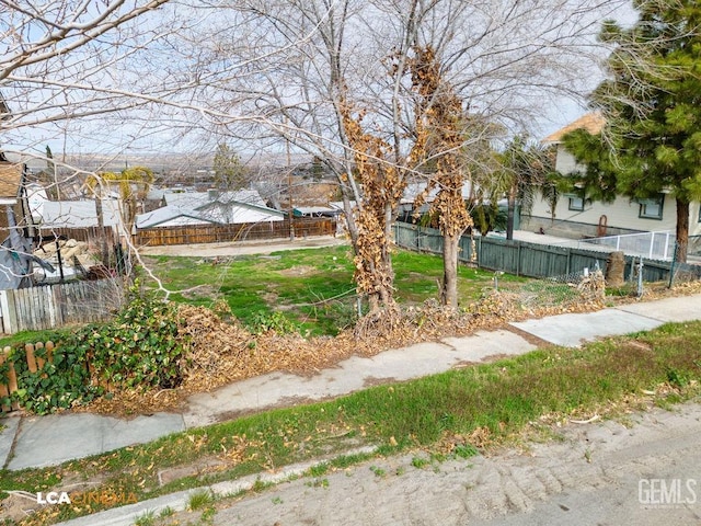 Listing photo 3 for 608 D St, Taft CA 93268