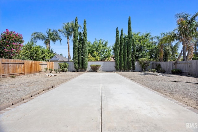 11808 Wethersfield St, Bakersfield, CA 93312 - view of concrete driveway