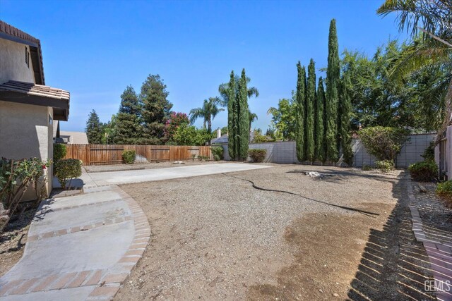 11808 Wethersfield St, Bakersfield, CA 93312 - fenced backyard with a patio area