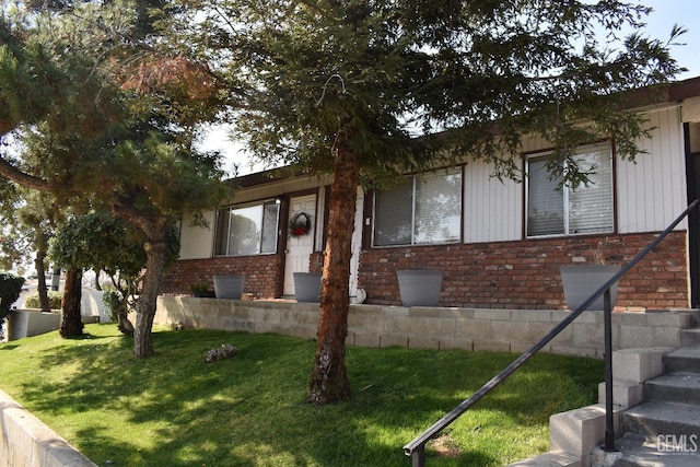 view of front facade with a front yard