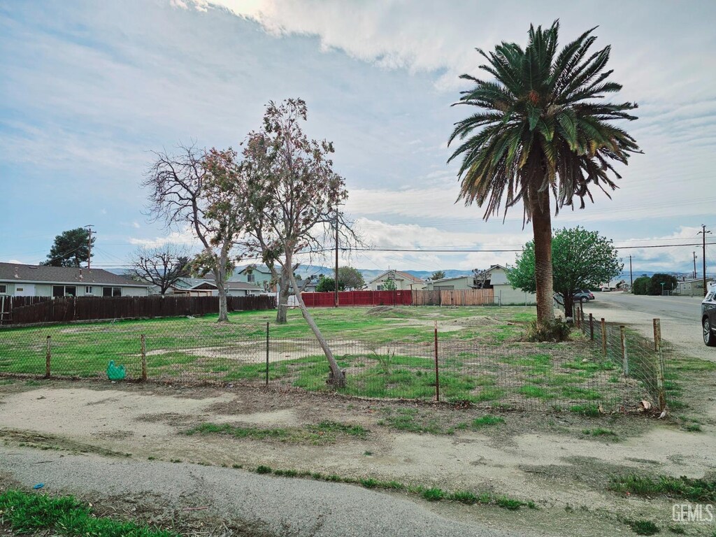 217 Pierce St, Taft, CA 93268 - photo 1