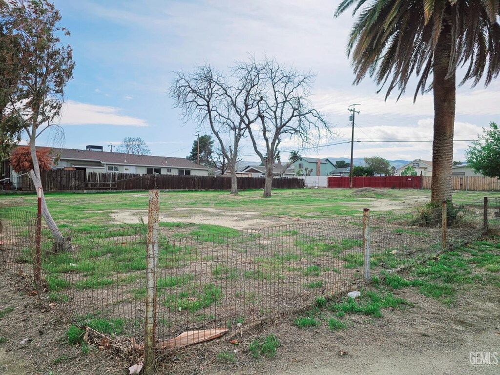 217 Pierce St, Taft, CA 93268 - photo 2