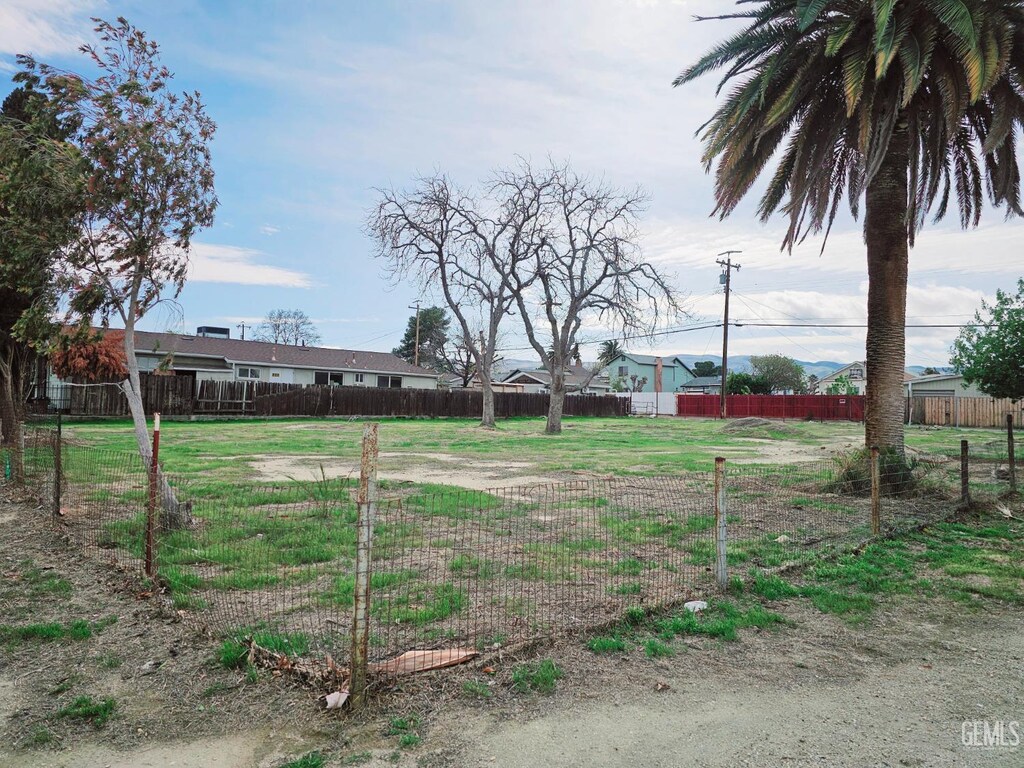 217 Pierce St, Taft, CA 93268 - photo 3