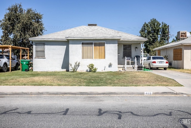 bungalow-style house featuring a front lawn