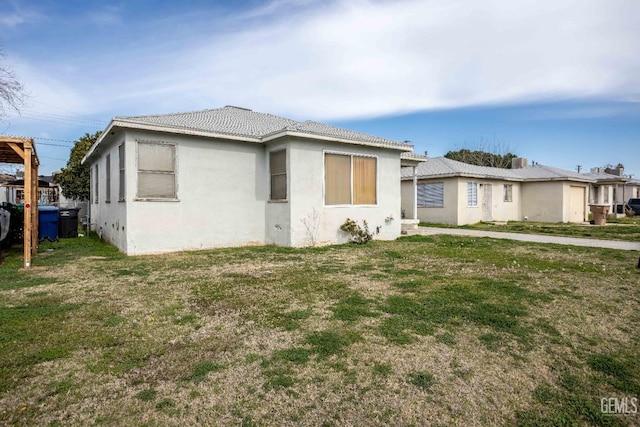 view of front facade featuring a front lawn and stucco siding