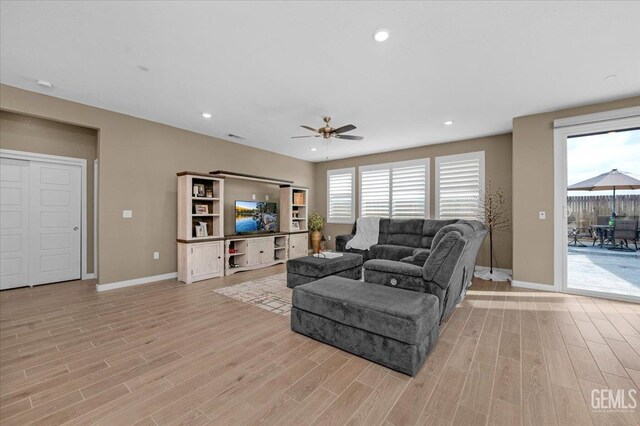 living area featuring light wood-style flooring, recessed lighting, baseboards, and ceiling fan