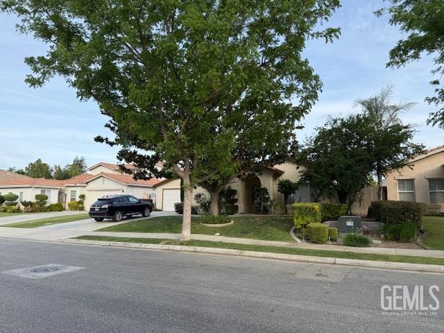 11615 Marazion Hill Ct, Bakersfield, CA 93311 - obstructed view of property featuring driveway