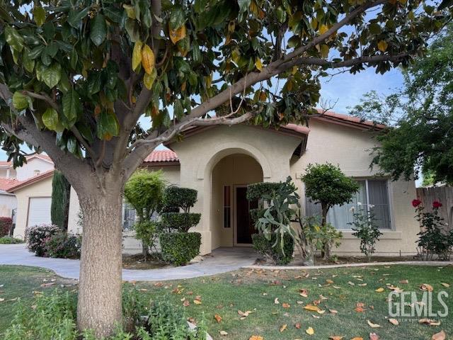 11615 Marazion Hill Ct, Bakersfield, CA 93311 - view of front of home featuring stucco siding, a front lawn, and a tile roof