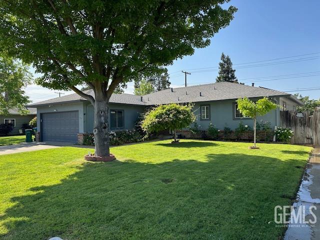 820 Park St, Lodi, CA 95240 - single story home with an attached garage, driveway, and stucco siding