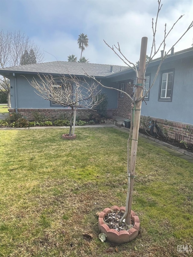 view of front facade featuring a front lawn