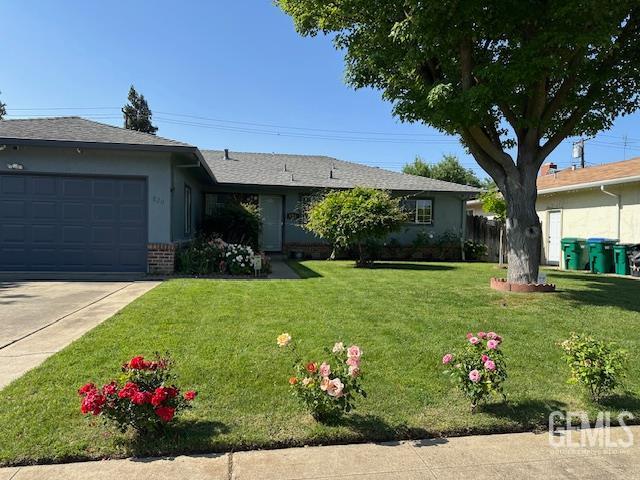 820 Park St, Lodi, CA 95240 - ranch-style house featuring an attached garage, driveway, a front yard, brick siding, and stucco siding