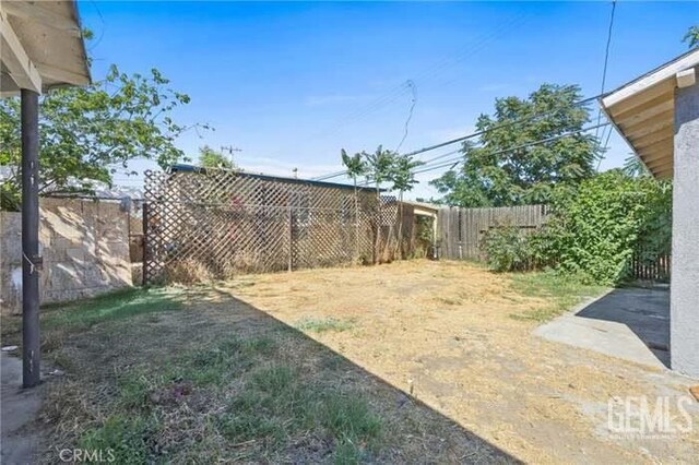 301 Kincaid St, Bakersfield, CA 93307 - view of fenced backyard
