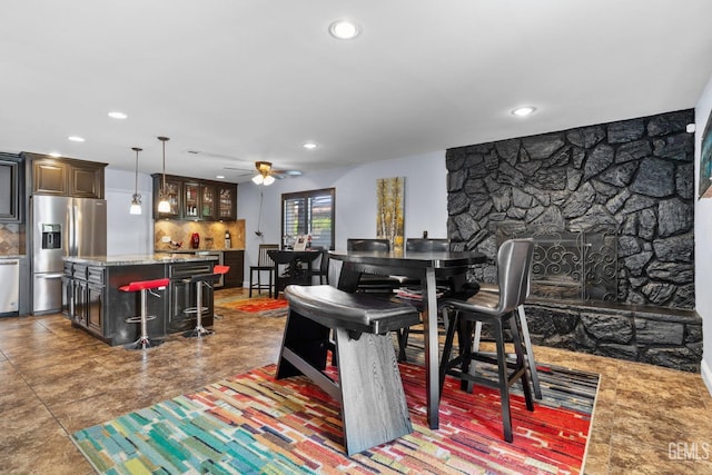 dining area featuring indoor wet bar, a ceiling fan, and recessed lighting