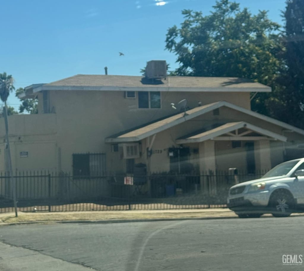 1522 W Dr, Bakersfield, CA 93305 - view of front of house featuring stucco siding