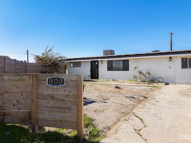 909 Oberlin Ct, Bakersfield, CA 93305 - view of front of home with stucco siding