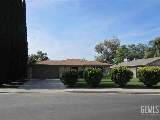 view of front facade with driveway and an attached garage