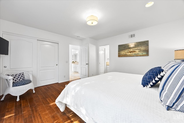 48 16th St, Cayucos, CA 93430 - bedroom featuring hardwood / wood-style floors, a closet, and ensuite bathroom