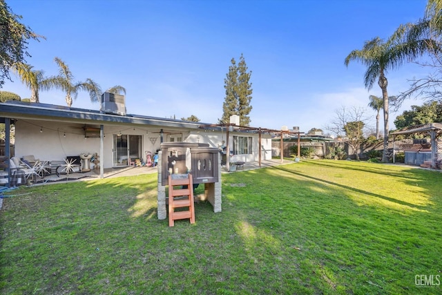 view of yard featuring a patio area