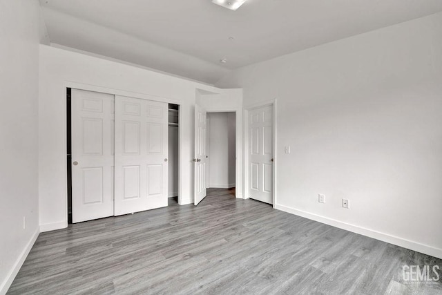 313 Mission St, Mc Farland, CA 93250 - unfurnished bedroom featuring baseboards, wood finished floors, vaulted ceiling, and a closet