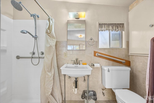 13754 Rosedale Hwy, Bakersfield, CA 93314 - bathroom featuring toilet, curtained shower, sink, and tile walls