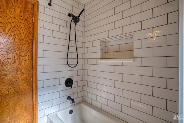 bathroom with tiled shower / bath