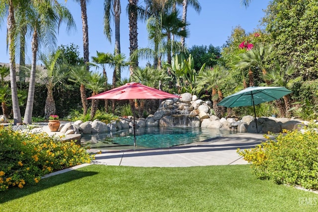 2801 Trengate Way, Bakersfield, CA 93311 - view of property's community with a lawn and a pool
