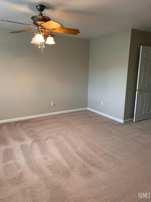 carpeted empty room featuring ceiling fan