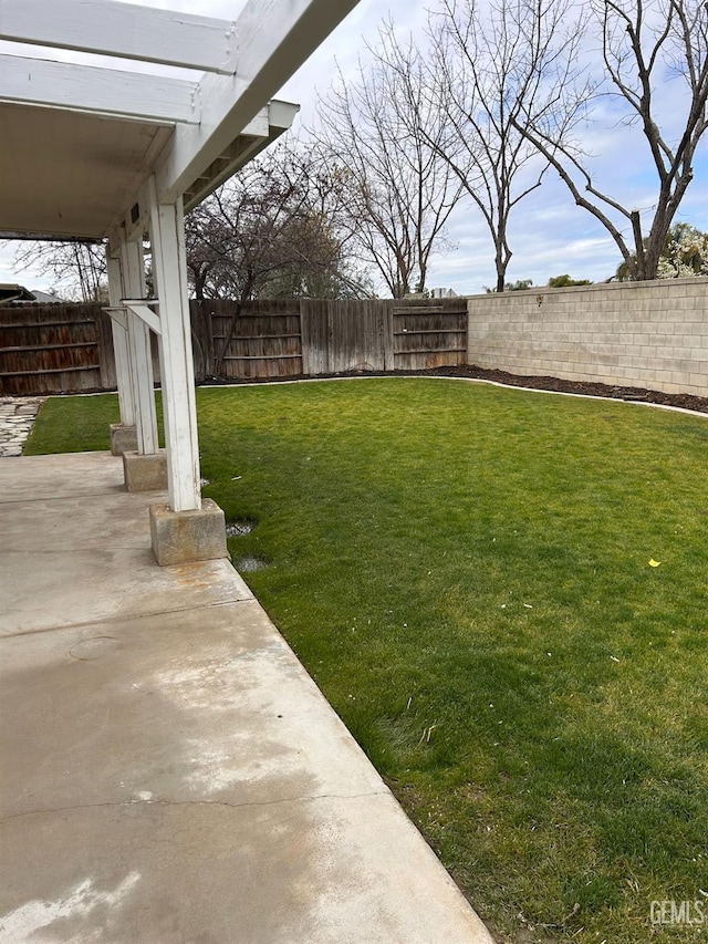 view of yard featuring a pergola and a patio area