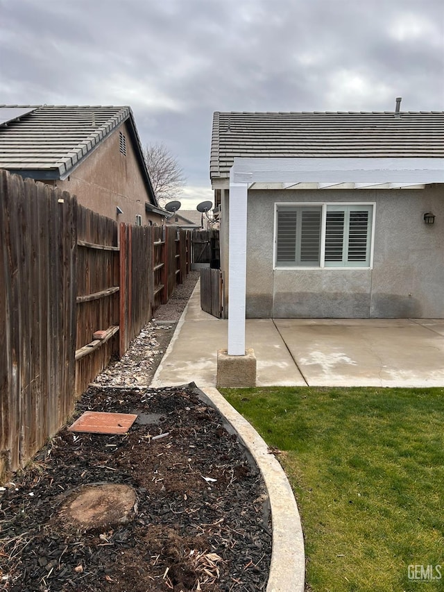 view of yard with a patio area