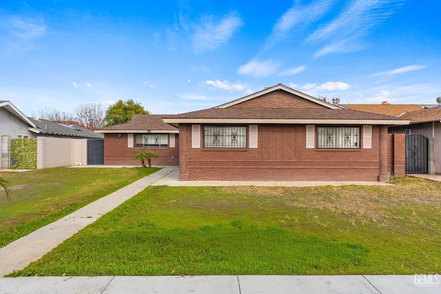 ranch-style home featuring a front lawn