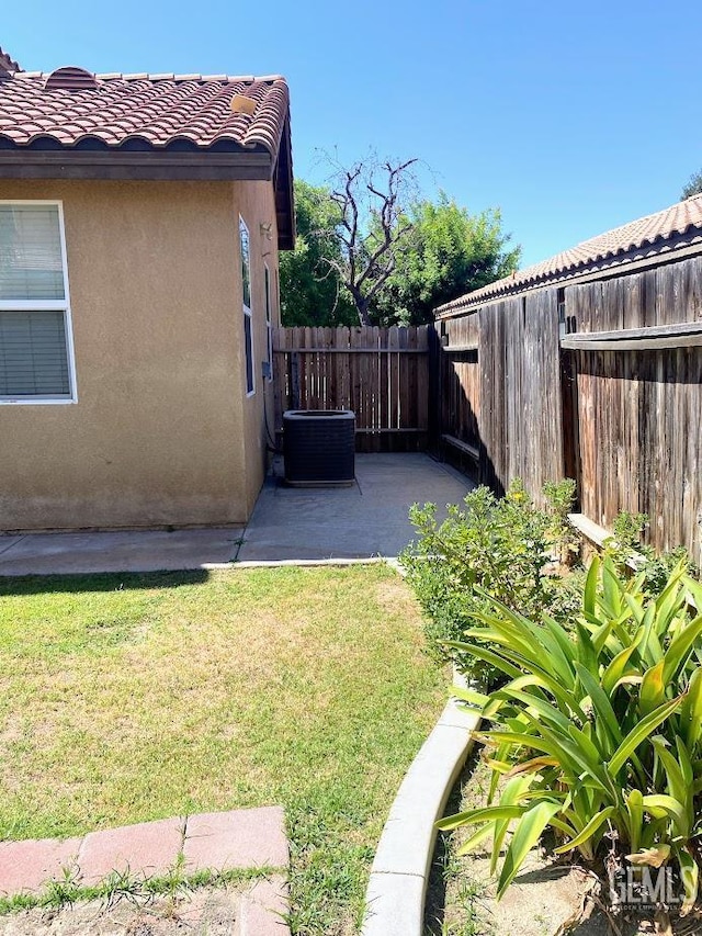 6622 Rimridge Way, Bakersfield, CA 93313 - view of yard with a patio