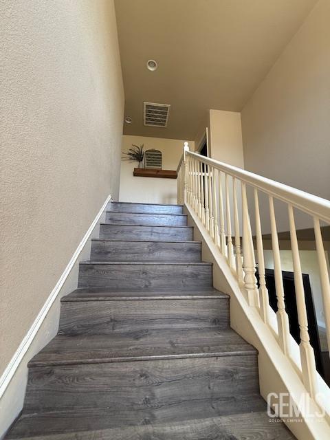 302 Quaking Aspen Ave, Wasco, CA 93280 - stairs featuring a textured wall