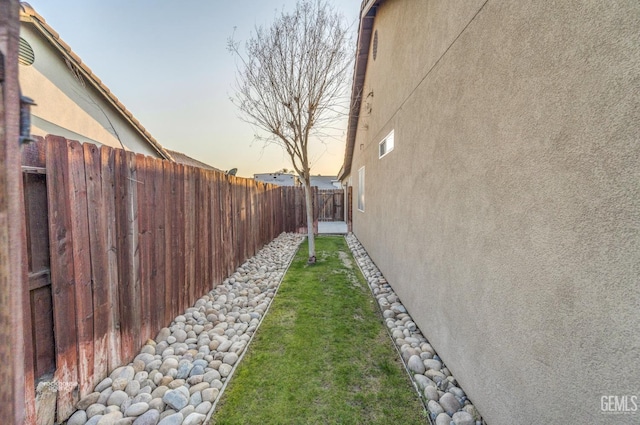 view of yard at dusk