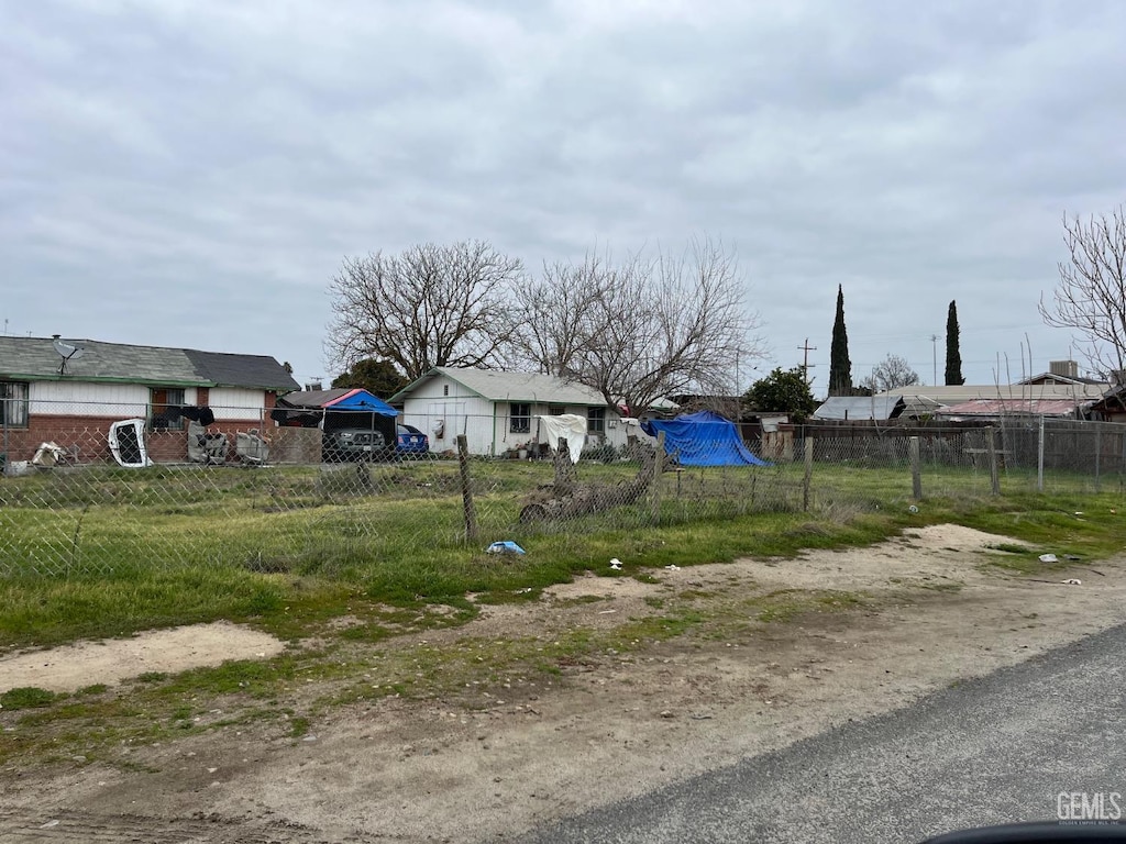 1084 S State St, Earlimart, CA 93215