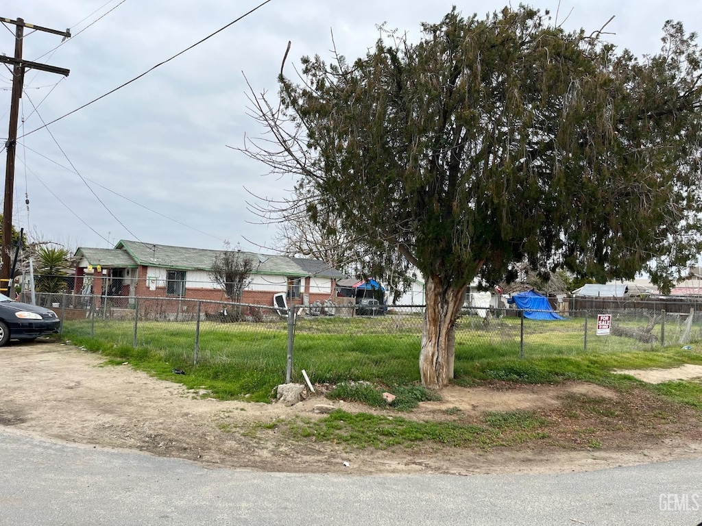 1084 S State St, Earlimart, CA 93215