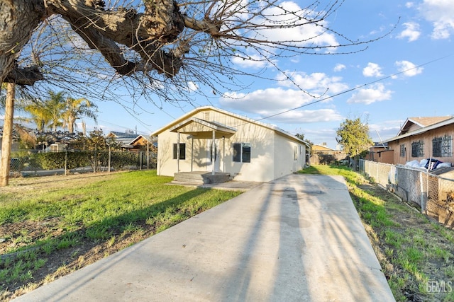 view of front of home featuring stucco siding, a front lawn, and fence