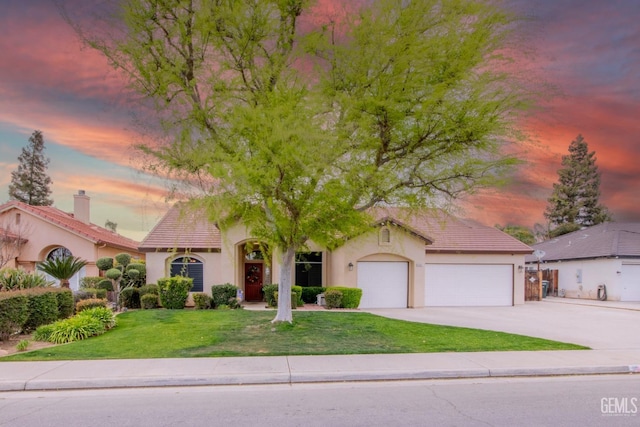 view of front of house featuring stucco siding, an attached garage, and a tile roof