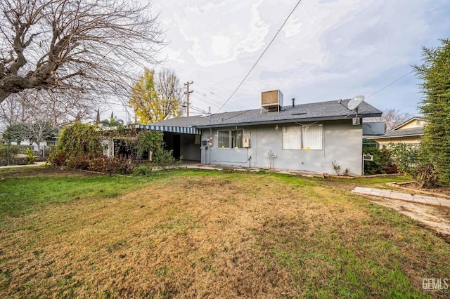 back of house featuring a lawn