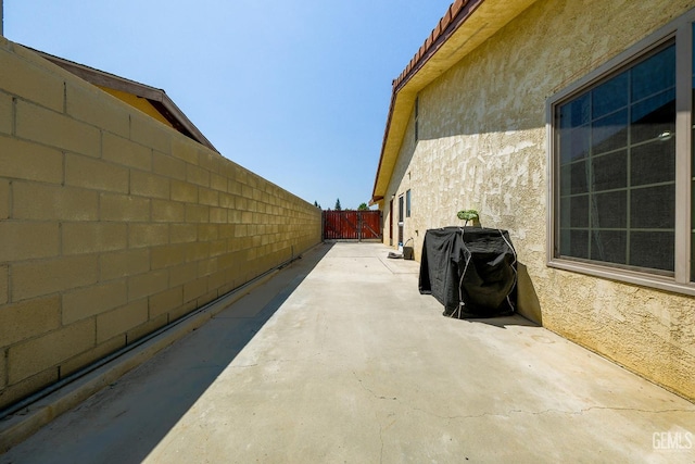 4508 Glengary Pl, Bakersfield, CA 93313 - fenced backyard with a patio