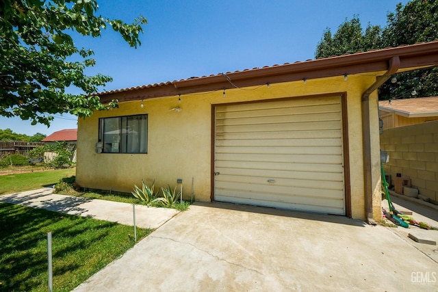 4508 Glengary Pl, Bakersfield, CA 93313 - garage featuring concrete driveway