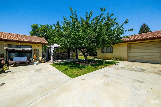 4508 Glengary Pl, Bakersfield, CA 93313 - view of green lawn with a gazebo, driveway, and an attached garage