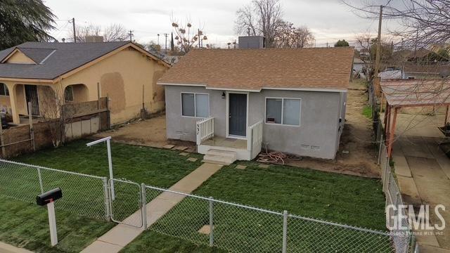 view of front facade featuring a front yard