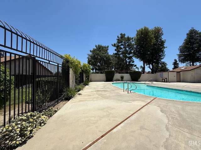 4600 Beechwood St Unit 135, Bakersfield, CA 93309 - community pool featuring a patio area