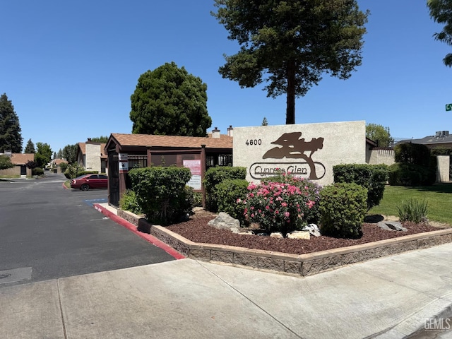 4600 Beechwood St Unit 135, Bakersfield, CA 93309 - community sign featuring uncovered parking
