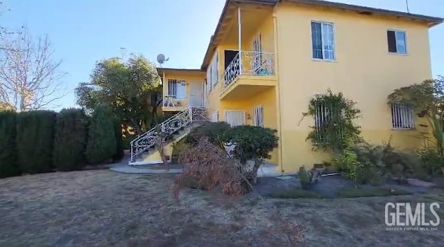 exterior space featuring a balcony