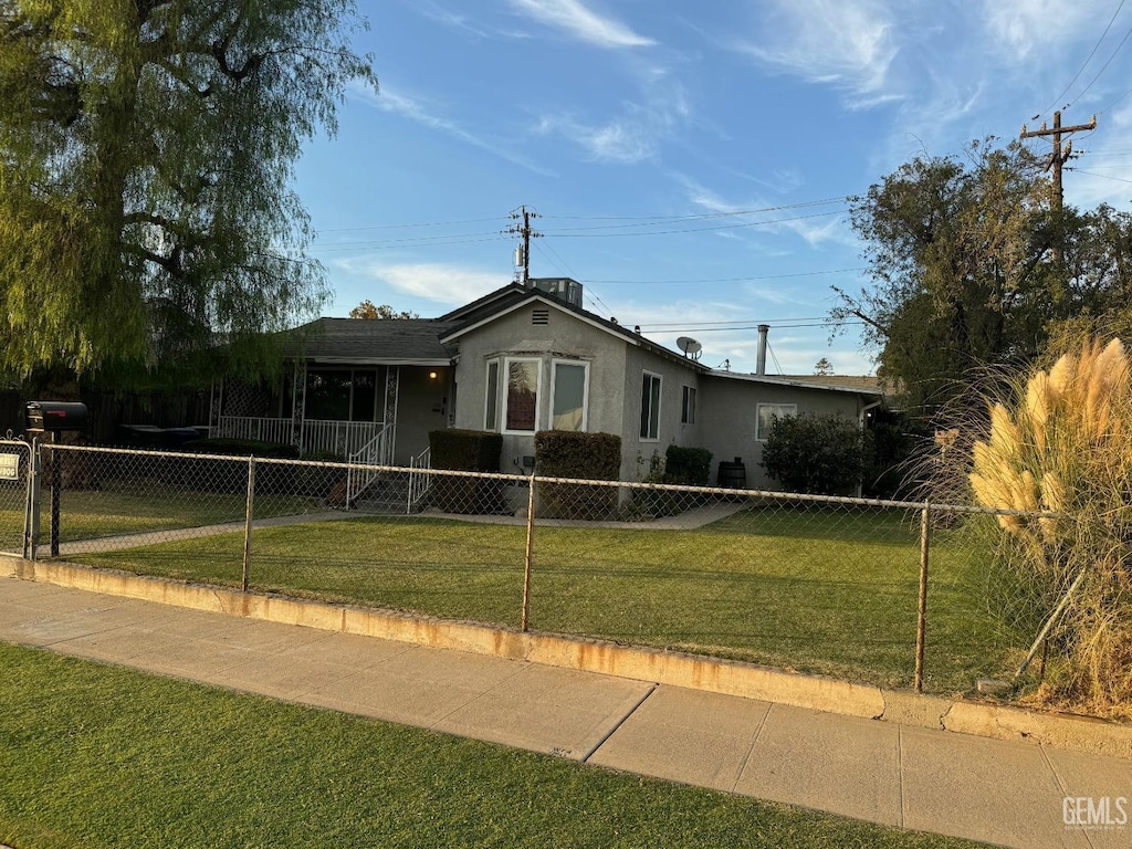 single story home featuring a front lawn