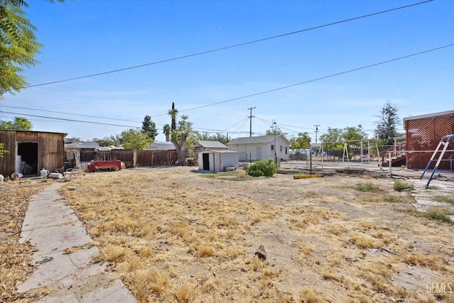 view of yard featuring a shed