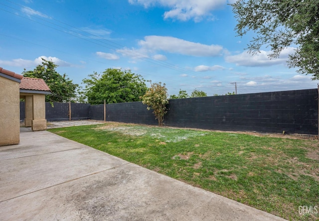 9610 Tahiti Ave, Bakersfield, CA 93311 - fenced backyard with a patio