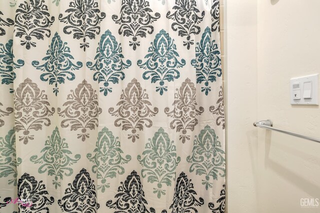 802 Barre Ct, Bakersfield, CA 93314 - full bathroom with a shower with shower curtain